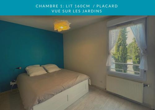 - une chambre avec un lit à côté d'une fenêtre dans l'établissement « Esprit cosy », terrasse, piscine, proche Lyon, à Tassin-la-Demi-Lune