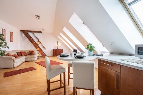 A kitchen or kitchenette at Beautiful apartment with AC
