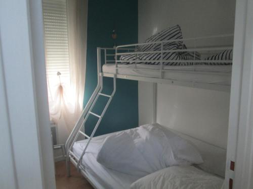 サン・カスト・ル・ギドにあるTY PLAGEのベッドルーム1室(二段ベッド1組付)