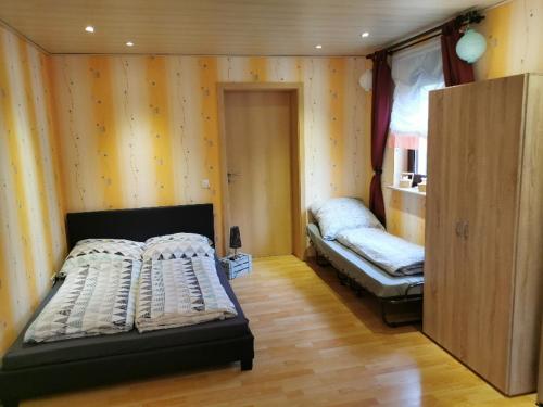 1 dormitorio con 2 camas y ventana. en FeWo Albrecht direkt am Diemelsteig, en Diemelsee