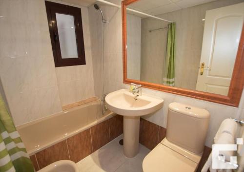 カルプにあるApartamento Topacio I 32A - Grupo Turisのバスルーム(洗面台、トイレ、鏡付)