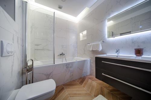 Ένα μπάνιο στο Holiday House Jolly with Private Pool