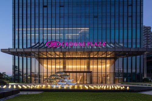 ein Gebäude mit einem Schild, das den Platz der Krone liest in der Unterkunft Crowne Plaza Chaozhou Riverside by IHG in Chaozhou