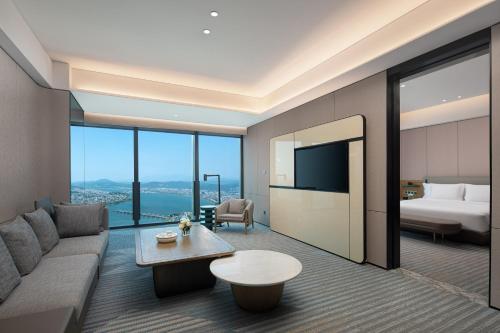 Ein Bett oder Betten in einem Zimmer der Unterkunft Crowne Plaza Chaozhou Riverside by IHG