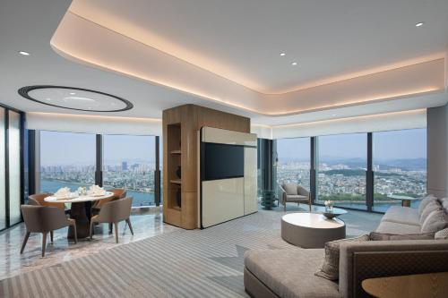 Ein Sitzbereich in der Unterkunft Crowne Plaza Chaozhou Riverside by IHG