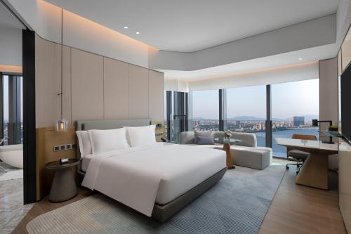 Postel nebo postele na pokoji v ubytování Crowne Plaza Chaozhou Riverside by IHG
