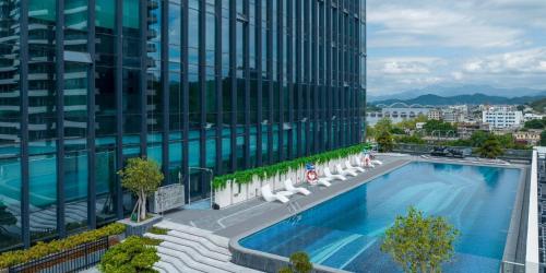 Der Swimmingpool an oder in der Nähe von Crowne Plaza Chaozhou Riverside by IHG