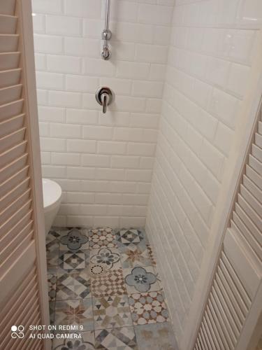 een badkamer met een douche en een tegelvloer bij Maqueda Suite Palermo at Cathedral in Palermo