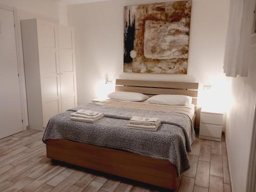 een slaapkamer met een bed met twee handdoeken erop bij Montevecchi13 in Imola