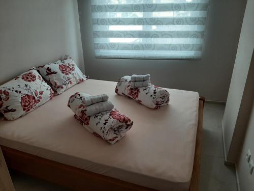 un letto con quattro cuscini e una finestra di Zvezdica a Banja Koviljača