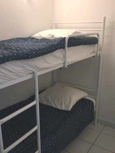 quelques lits superposés dans une chambre dans l'établissement Coquet appartement proche mer - garage, à Sète