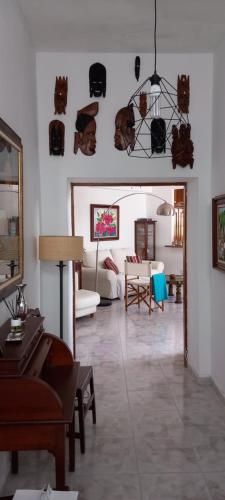 un soggiorno con un divano e un tavolo di Casa Las Guayarminas a Gáldar