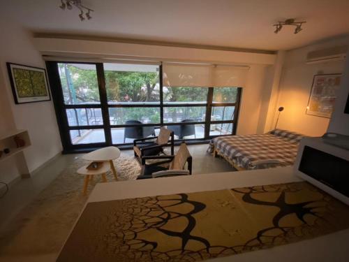 1 dormitorio con 1 cama y sala de estar en Deaf twins 2B Botánico en Buenos Aires