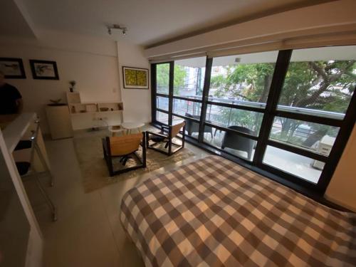 1 dormitorio con cama y ventana grande en Deaf twins 2B Botánico en Buenos Aires