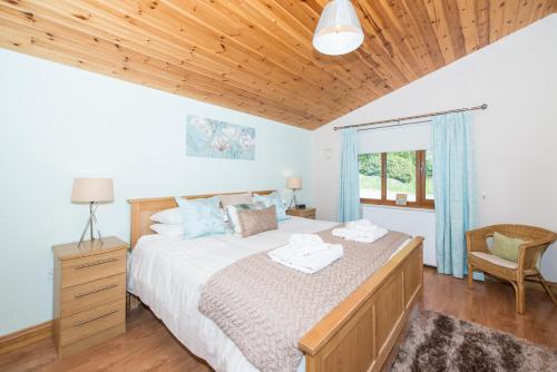 En eller flere senge i et værelse på Kingfisher Lodge with Hot Tub