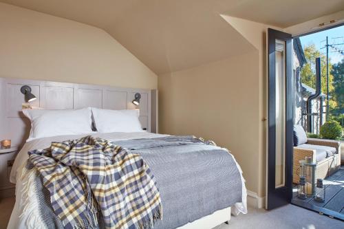 Grandtully的住宿－The Grandtully Hotel，一间卧室设有一张大床和一个窗户。