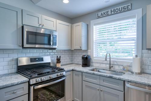 Dapur atau dapur kecil di West Bay Getaway