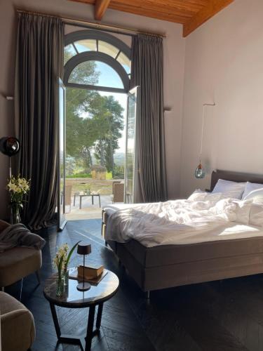 1 dormitorio con cama y ventana grande en SA Suites, en Trepuzzi