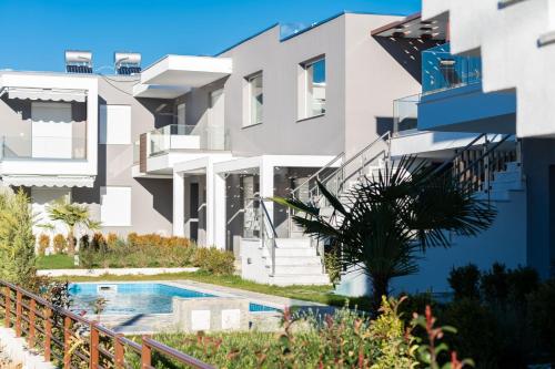 una imagen de una casa con piscina en Ofrynio Luxury Apartments & Pool, en Ofrinion