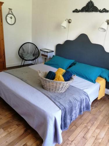 - une chambre avec un lit et un panier dans l'établissement Mme Teurtroy, Chambres d'Hôtes La Prairie, à Gouesnach