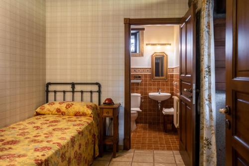 的住宿－Casa A Curiscada，一间卧室配有一张床,浴室设有水槽