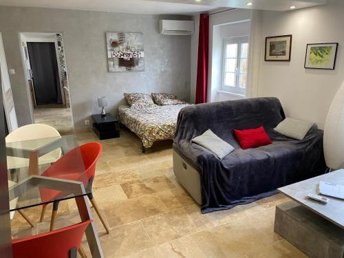 Meux的住宿－Maison des Créateurs，客厅配有沙发和1张床