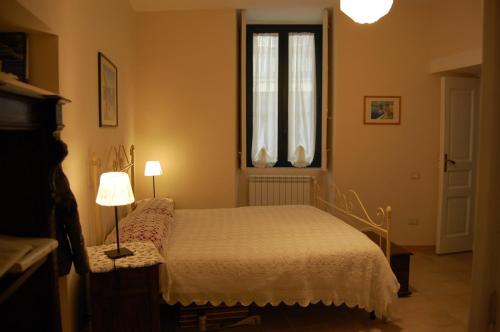 サレルノにあるCasa di Nicolaのベッドルーム(ベッド1台、窓、ランプ付)