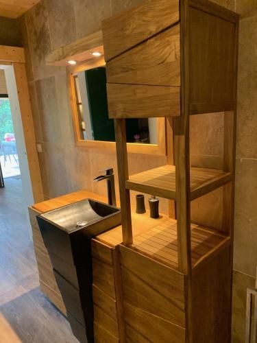 La salle de bains est pourvue d'un lavabo et d'une coiffeuse avec un miroir. dans l'établissement Maison des Créateurs, à Meux