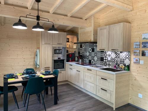 Meux的住宿－Maison des Créateurs，厨房配有木制橱柜和桌椅