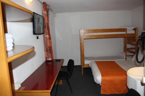 een kleine kamer met een bed en een stapelbed bij Hôtel Quick Palace Valence Nord in Bourg-lès-Valence