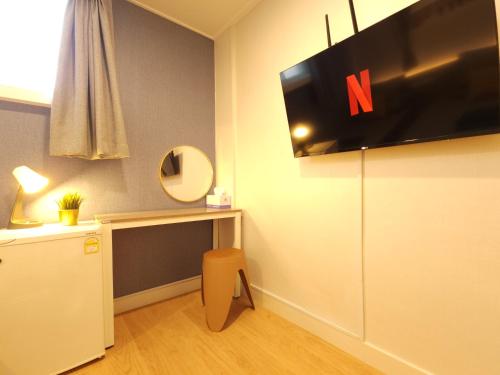 Televisyen dan/atau pusat hiburan di OYO Myeongdong 5 Lodge