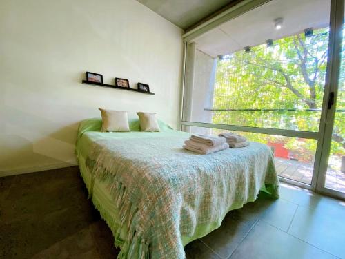 1 dormitorio con cama y ventana grande en Depto en Belgrano 3 de febrero en Buenos Aires