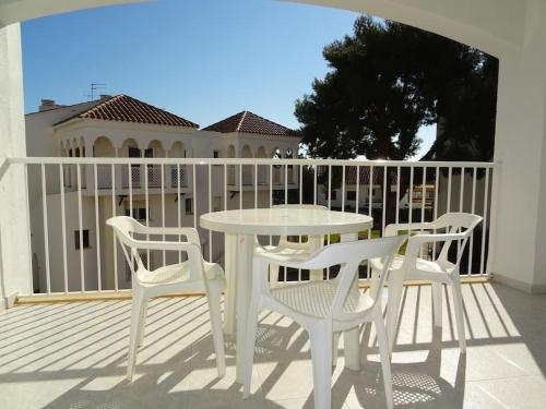 a white table and chairs on a balcony at AL203 céntrico, piscina y garaje AL203 in Alcossebre