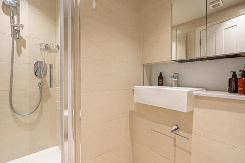 een badkamer met een douche en een wastafel bij Goodge Apartments in Londen