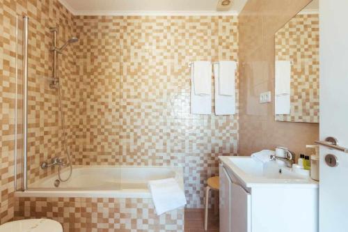 Ένα μπάνιο στο Vista Mare Beach Apartments by Destiny Houses
