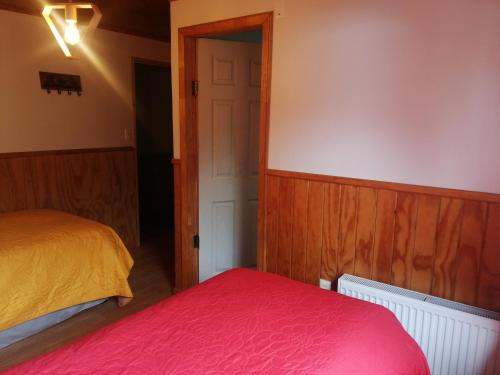 A bed or beds in a room at Hotel Cochamó