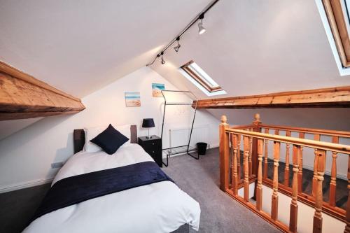 バーミンガムにあるAspen, 3 Bedrooms with Parkingのベッドルーム1室(ベッド1台付)、階段