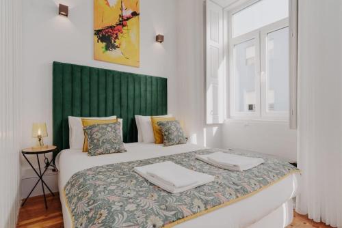 1 dormitorio con 1 cama grande y cabecero verde en Bicycle Luxury House, parking, downtown near metro, en Oporto