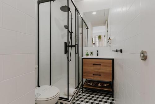 ein Bad mit einem WC und einer Glasdusche in der Unterkunft Bicycle Luxury House, parking, downtown near metro in Porto