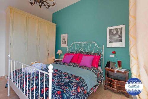 1 dormitorio con cama y pared azul en SALERNUM - MONTE MARE, en Salerno