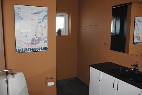 SlettestrandにあるSlettestrandvej Apartment - Slettestrandvej 130 nr. 3 - ID 623のバスルーム(トイレ付)が備わります。壁にポスターが付いています。