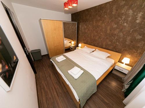 - une chambre avec un grand lit et 2 serviettes dans l'établissement One Bedroom near Floreasca Park, à Bucarest