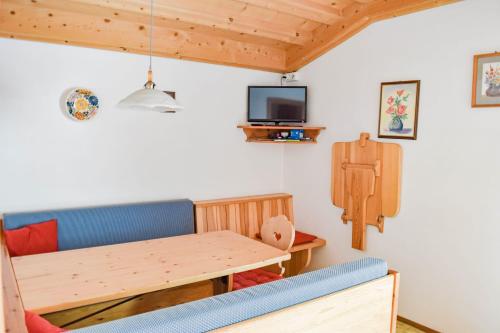 una sala da pranzo con tavolo e TV di Apartement Noggler a Malles Venosta