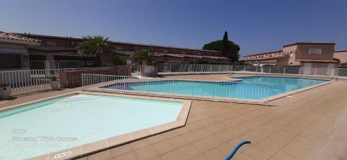 kilka basenów w budynku w obiekcie JARDINS DE NEPTUNE Duplex avec terrasse en residence avec piscine proche du port - Clim w mieście Saint-Cyprien