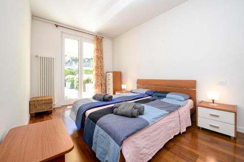 Un dormitorio con una cama grande y una ventana en Malcesine Dream Apartments, en Malcesine