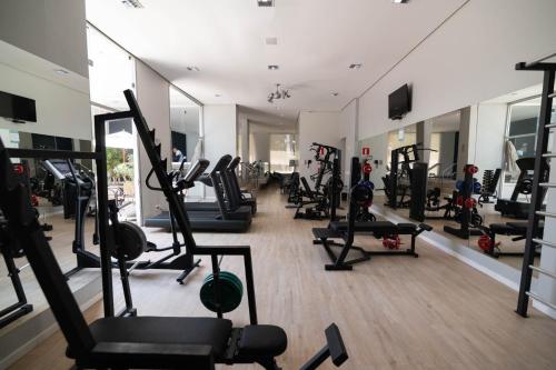 a gym with a bunch of treadmills and machines at H2 Platinum Lourdes in Belo Horizonte