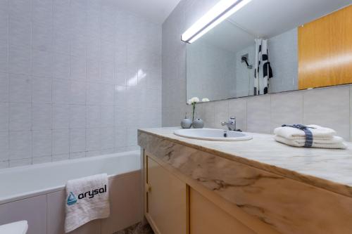 W łazience znajduje się umywalka i lustro. w obiekcie Acacias II vistas Arysal w Salou