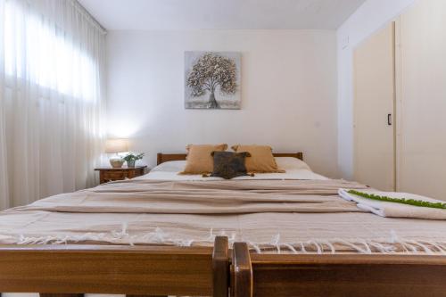 ein großes Bett in einem Schlafzimmer mit einem großen Fenster in der Unterkunft Acacias II vistas Arysal in Salou