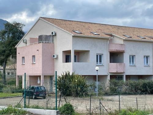 a house with a car parked in front of it at Appartement tout confort 2-4 pers 500 m de la plage avec piscine et wifi in Santa-Maria-Poggio