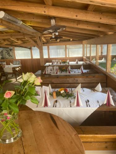 une salle à manger avec une table et des chaises dans un bâtiment dans l'établissement Landgasthof Dorfstadl, à Kössen